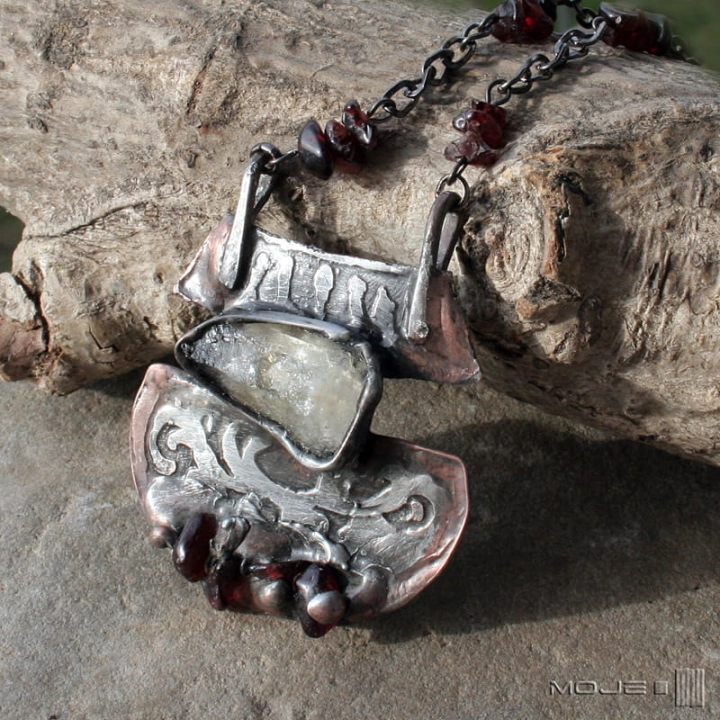 Cytrynowe-wrota-wisior-z-miedzi-miedziana-bizuteria-surowy-cytryn-kamien-naturalny-florystyczne-rustykalny-z-cytrynem