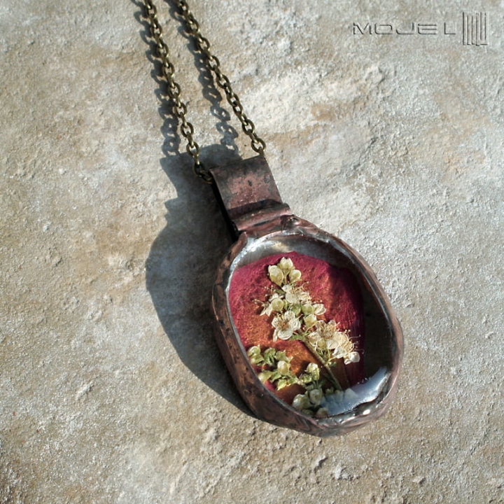 kwiaty tawuły na płatku róży,  szklany wisior, biżuteria fusing, miedziana oprawa, hand made, ręcznie robione, suszone kwiaty, kwiatowy wisior, wisior z kwiatami, kwiaty pod szkłem, różowy kwiat, biżuteria autorska, wisior, pomysł na prezent