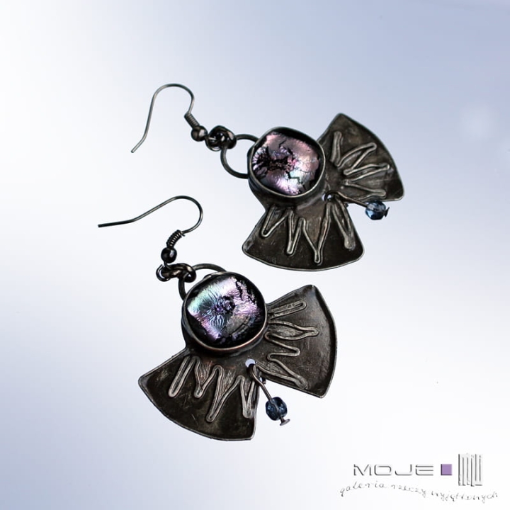 Zausznice Izydy II, kolczyki Tiffany, miedziane kolczyki, egipskie inspiracje, fusing szklany, fioletowe szkło, szkło dichroiczne, biżuteria autorska