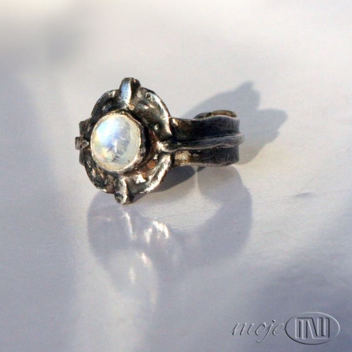 Oko-ksiezyca-pierscionek-z-kamieniem-księżycowym-srebrny-prezent