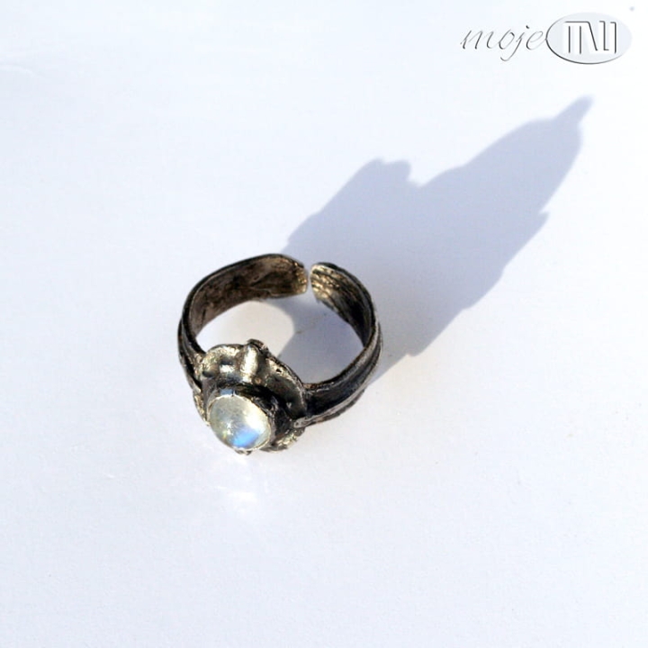 Oko-ksiezyca-pierscionek-z-kamieniem-księżycowym-srebrny-prezent