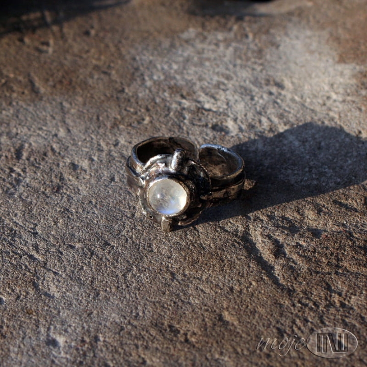 Oko-ksiezyca-pierscionek-z-kamieniem-księżycowym-srebrny-prezent
