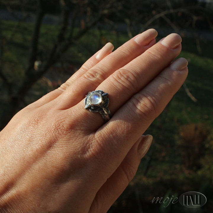 Oko-ksiezyca-pierscionek-z-kamieniem-księżycowym-srebrny-prezent