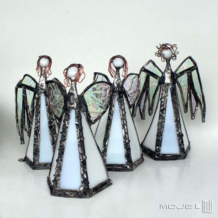 Biały anioł, witrażowy anioł, stojący dekoracyjny anioł, szkło witrażowe, komunia święta, rodzice chrzestni, prezent