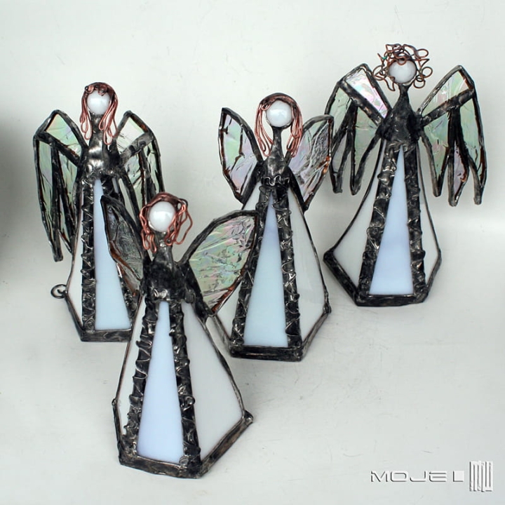 Bialy-aniol-szklany-aniol-stojacy-witrazowy-ze-szkla-dekor-prezent-fusing-szklane-kwiaty-komunia-swieta-rodzice-chrzestni