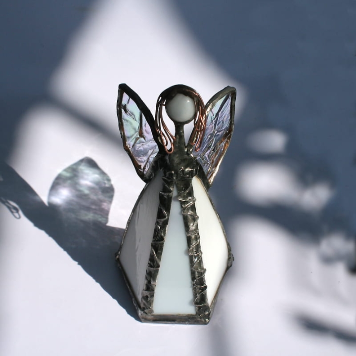 Bialy-aniol-szklany-aniol-stojacy-witrazowy-ze-szkla-dekor-prezent-fusing-szklane-kwiaty-komunia-swieta-rodzice-chrzestni