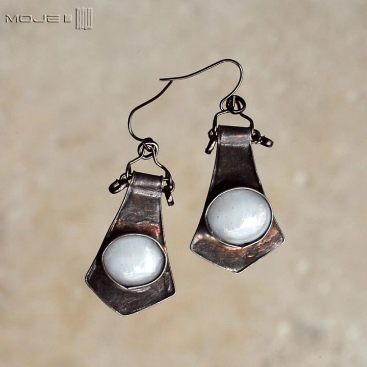 Szklana białoperła, kolczyki, kolczyki tiffany, biżuteria z miedzi, biżuteria tiffany, biżuteria fusing, rękodzieło, ręcznie robiony, biżuteria autorska, szklane oczko, biały kaboszon