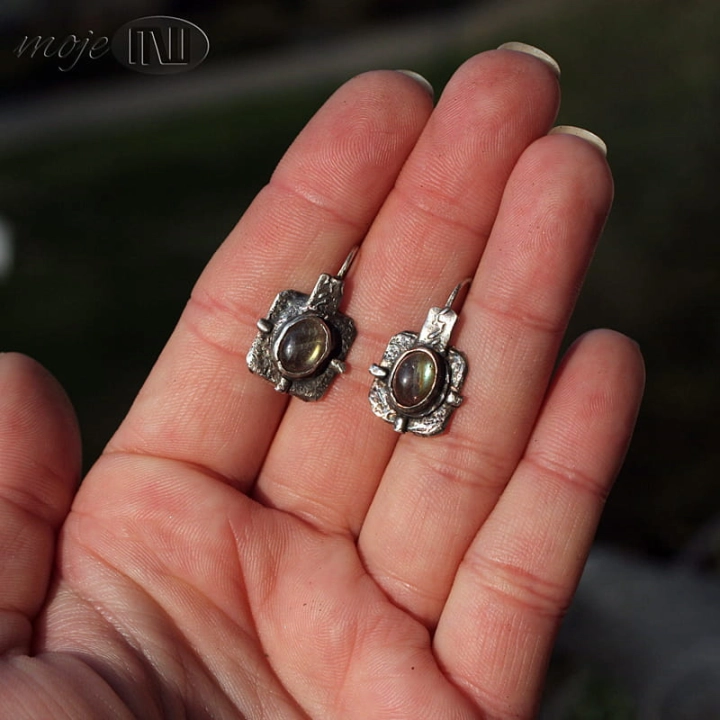 Labrakwadrat, kolczyki srebrne, ze srebra, kolczyki z labradorytem, ręcznie formowane srebro