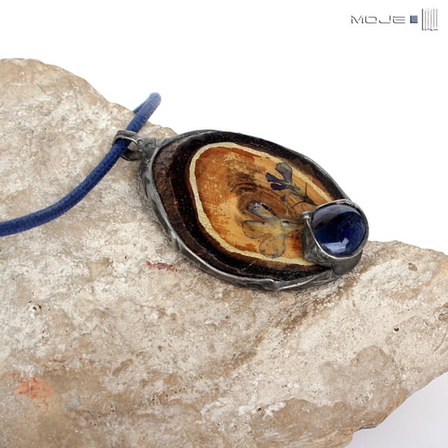 Kolor który oddały kwiaty, medalion z drewna i szkła, rustykalny, biżuteria z drewna, biżuteria ze szkła, tiffany, fusing, drewniany, wisior, biżuteria autorska, hand made, ręcznie robione, z drewna, naturalne,