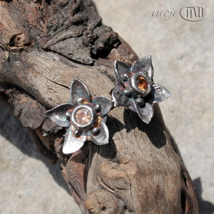 florale-szampanskie-srebrne-kwiatuszki-kolczyki-sztyfty-srebro-cyrkonia-art-clay-kwiatki