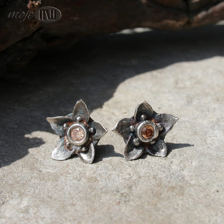 florale-szampanskie-srebrne-kwiatuszki-kolczyki-sztyfty-srebro-cyrkonia-art-clay-kwiatki