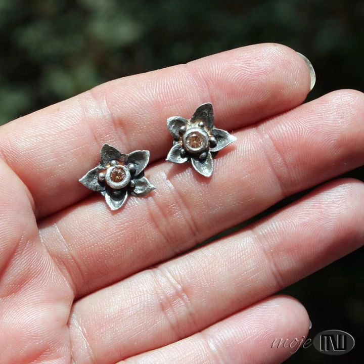 florale-szampanskie-srebrne-kwiatuszki-kolczyki-sztyfty-srebro-cyrkonia-art-clay-kwiatki