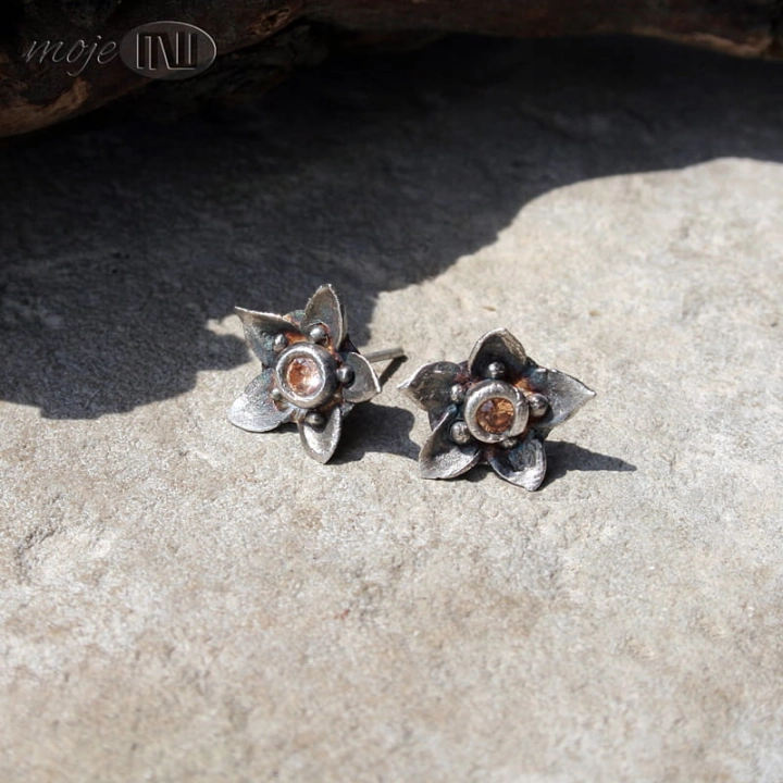 florale-szampanskie-srebrne-kwiatuszki-kolczyki-sztyfty-srebro-cyrkonia-art-clay-kwiatki