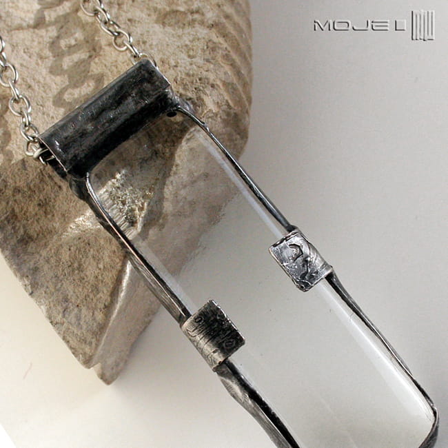 pamiątka z krainy lodu II, szklany wisior, biżuteria fusing, miedziana oprawa, szklano-miedziany, bezbarwne szkło, biżuteria Tiffany