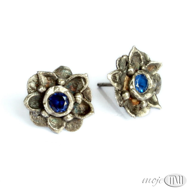 floralki-szafirowe-srebrne-kwiatuszki-kolczyki-sztyfty-srebro-cyrkonia-art-clay