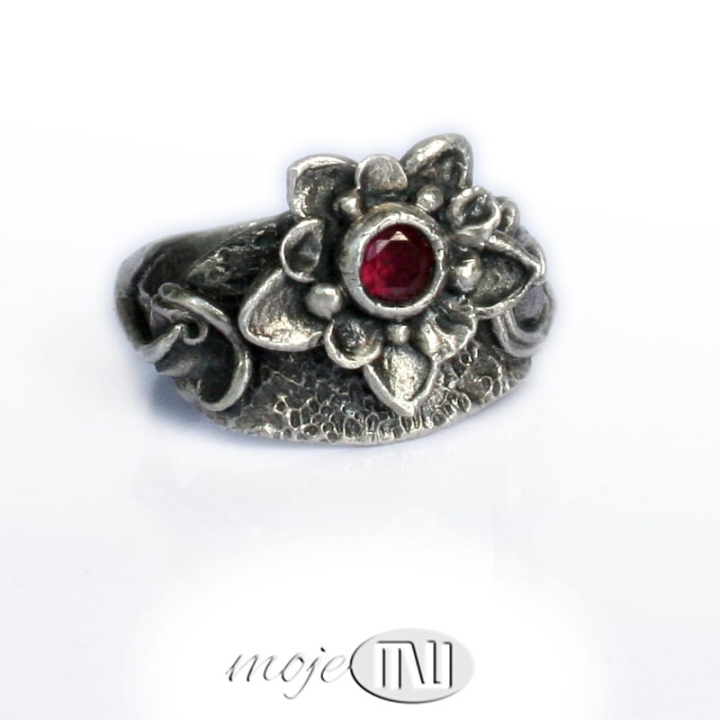 Kwiat-krolewski-srebrny-pierscionek-rozowa-cyrkonia-ze-srebra-kwiatek-art-clay-recznie-robiony