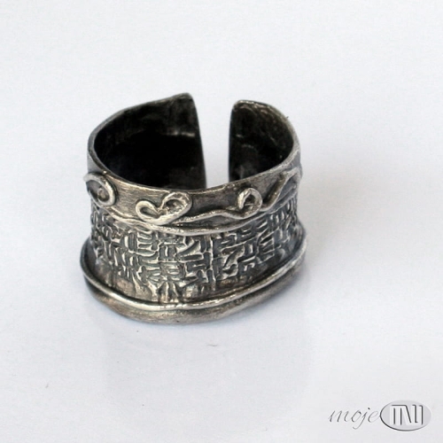 Szeroka-opowiesc-obrzączka-srebrna-ze-srebra-egipskie-hieroglify-art-clay