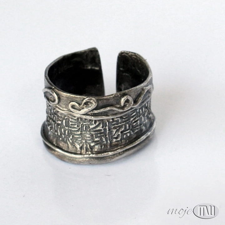 Szeroka-opowiesc-obrzączka-srebrna-ze-srebra-egipskie-hieroglify-art-clay