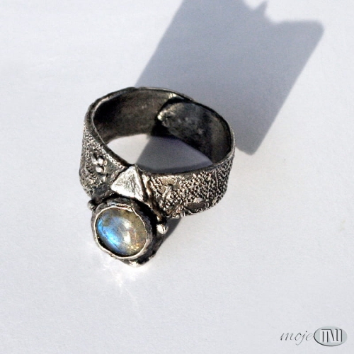 W-wezowej-skorze-pierscionek-z-labradorytem-srebrny-ze-srebra-art-clay-labfradoryt