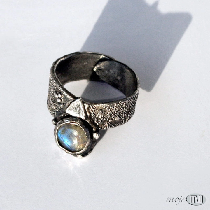 W-wezowej-skorze-pierscionek-z-labradorytem-srebrny-ze-srebra-art-clay-labfradoryt