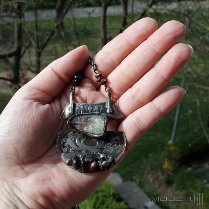 Cytrynowe-wrota-wisior-z-miedzi-miedziana-bizuteria-surowy-cytryn-kamien-naturalny-florystyczne-rustykalny-z-cytrynem