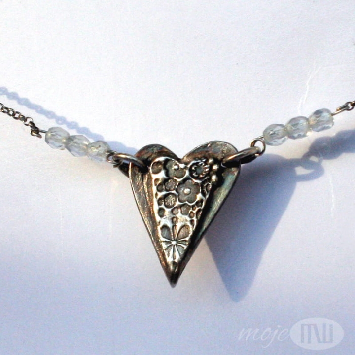 Kwietne serduszko-wisiorek-z-serduszkiem-serduszko-z-kwiatami-srebrny-wisiorek-serce-art-clay-prezent