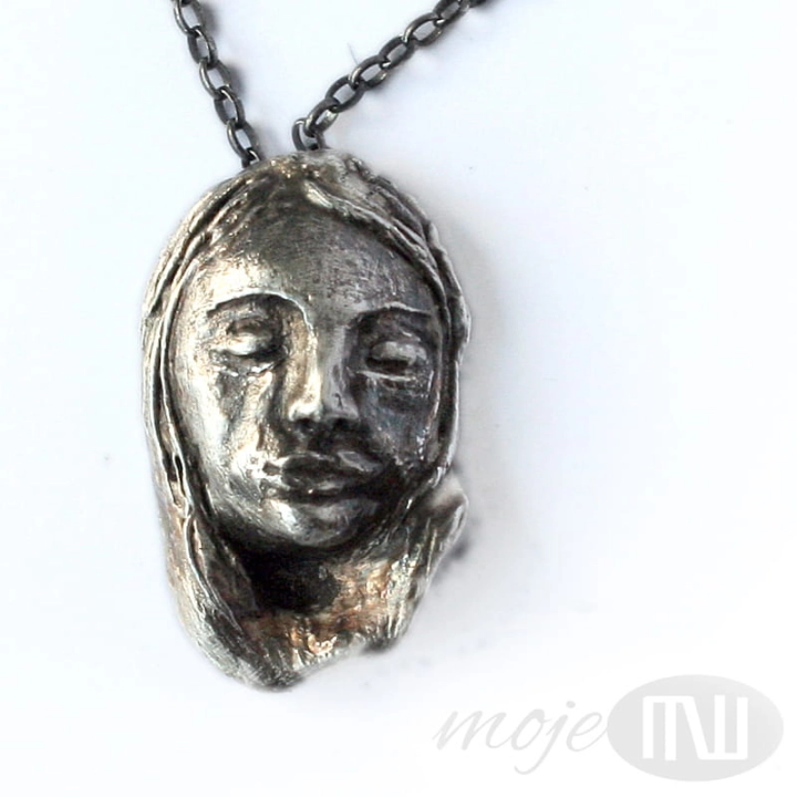 Senna-dziewczyna-srebrny-wisior-recznie-robiony-srebro-twarz-art-clay
