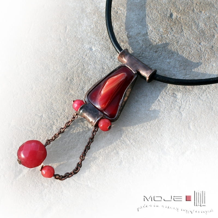 Czerwień z szkle i marmurze, wisior ze szkła, miedzi i marmuru