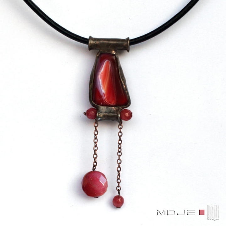 Czerwień z szkle i marmurze, wisior ze szkła, miedzi i marmuru