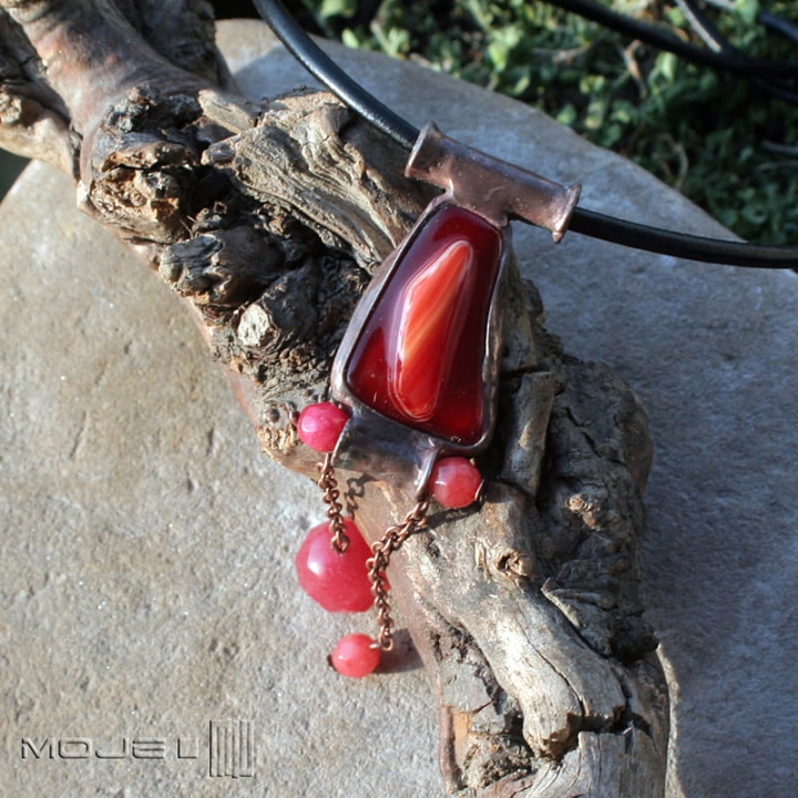 Czerwień z szkle i marmurze, wisior ze szkła, miedzi i marmuru