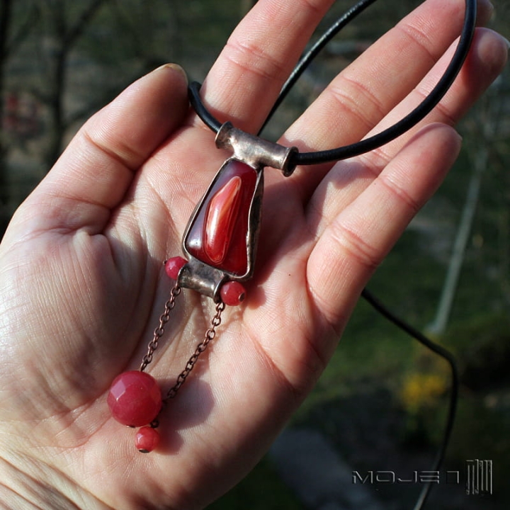 Czerwień z szkle i marmurze, wisior ze szkła, miedzi i marmuru