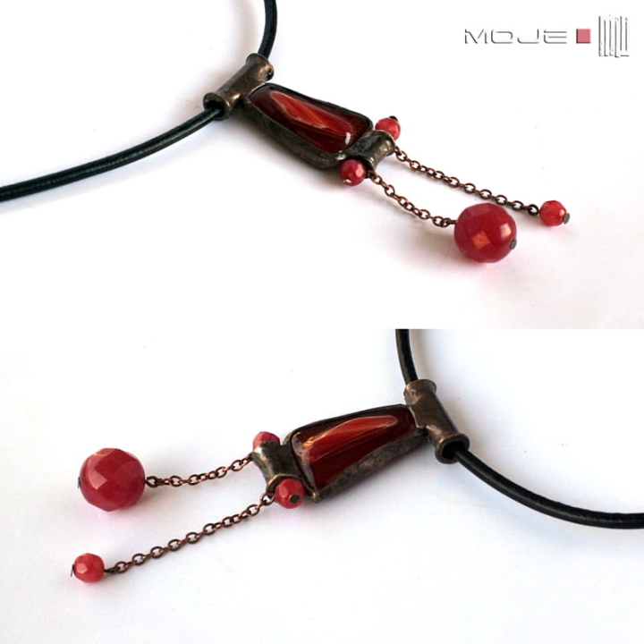 Czerwień z szkle i marmurze, wisior ze szkła, miedzi i marmuru