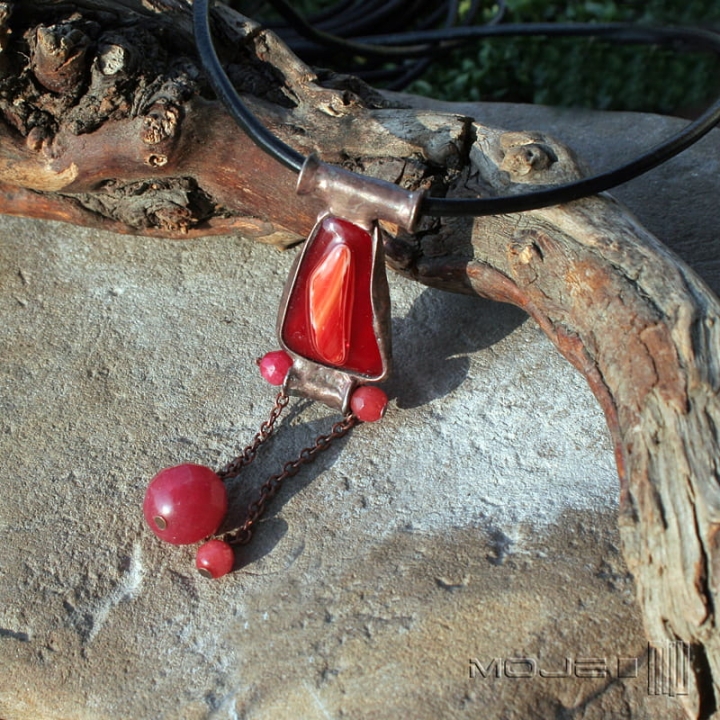 Czerwień z szkle i marmurze, wisior ze szkła, miedzi i marmuru