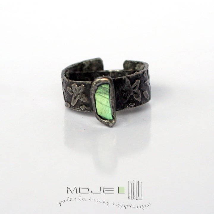 Kwietny labradoryt, miedziany pierścionek, pierścionek z labradorytem