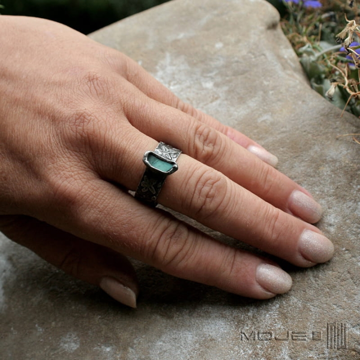 Kwietny labradoryt, miedziany pierścionek, pierścionek z labradorytem