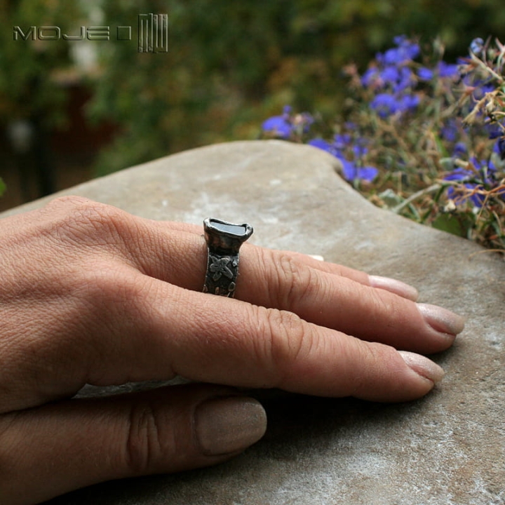 Kwietny labradoryt, miedziany pierścionek, pierścionek z labradorytem