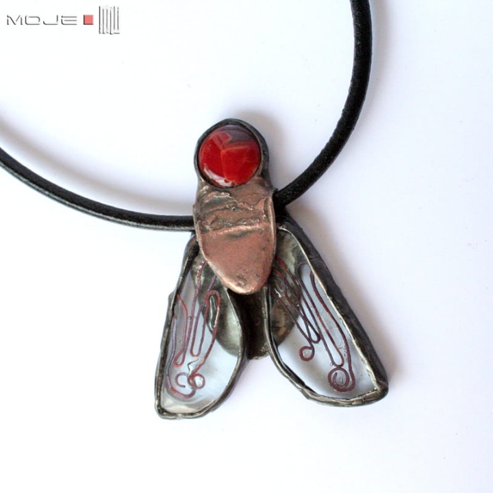 Mucha którą da się lubić, szklany wisior, miedziany wisior, wisior ze szkła i miedzi, biżuteria autorska, hand made, niepowtarzalna biżuteria, owad, duży owad, mucha, metaloplastyka, hand made