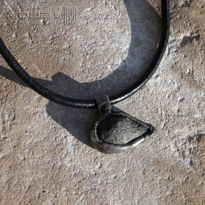 Kamienny-kieł-meski-wisiorek-kamien-naturalny-rzemien-skorzany-miedziany-dla-mezczyzny-bizuteria