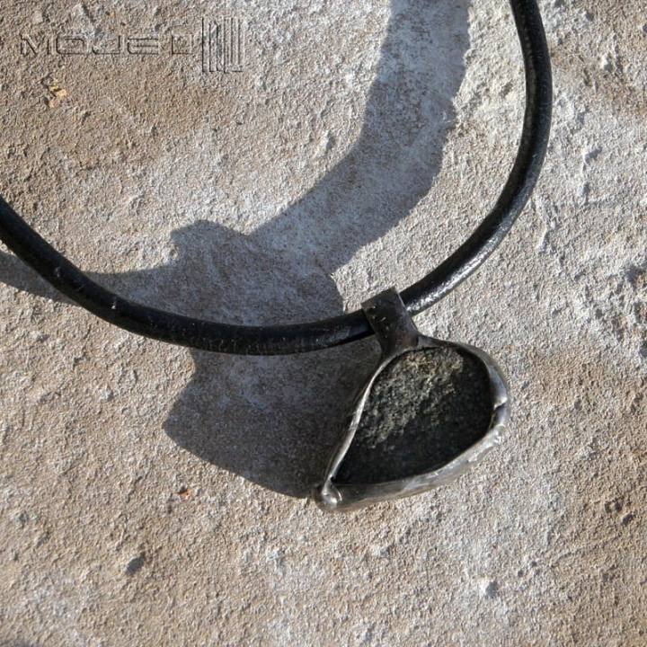 Kamienny-kieł-meski-wisiorek-kamien-naturalny-rzemien-skorzany-miedziany-dla-mezczyzny-bizuteria