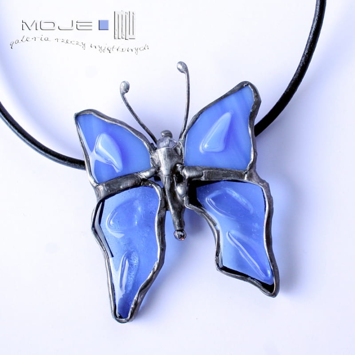 Motyl wielkoskrzydły niebieski, szklany motyl, wisior z motylem