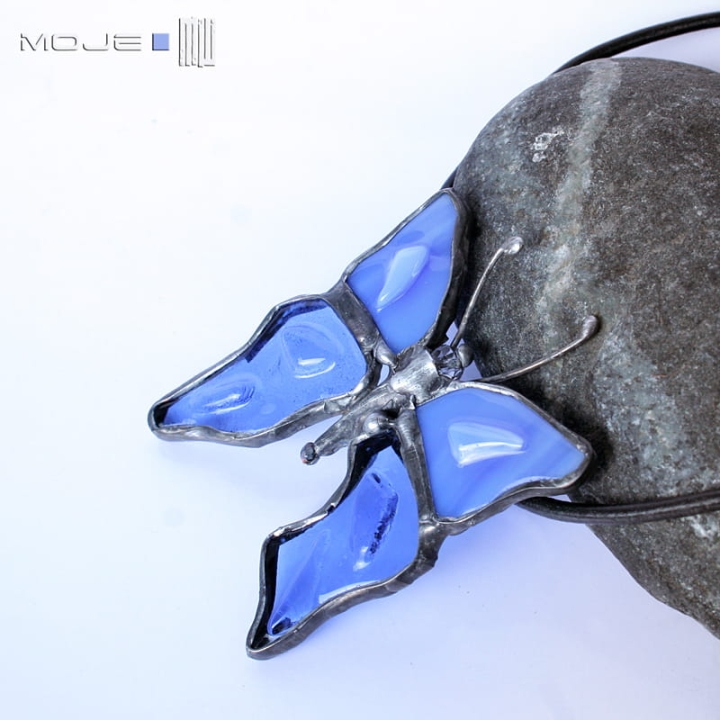 Motyl wielkoskrzydły niebieski, szklany motyl, wisior z motylem