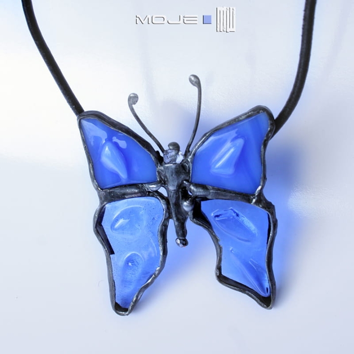 Motyl wielkoskrzydły niebieski, szklany motyl, wisior z motylem