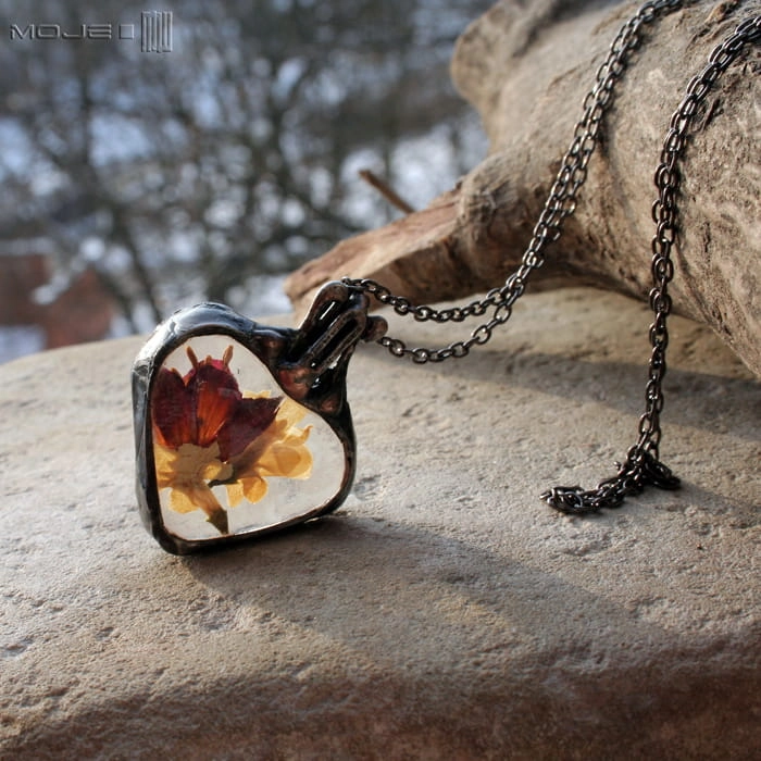 Serce z bzem i fuksją,  wisior ze szkła, z suszonymi kwiatami, szklane serce, serce ze szkła, serce z kwiatami, biżuteria fusing, szklany wisior, suszone  kwiaty, prezent, biżuteria autorska, biżuteria Tiffany, walentynki