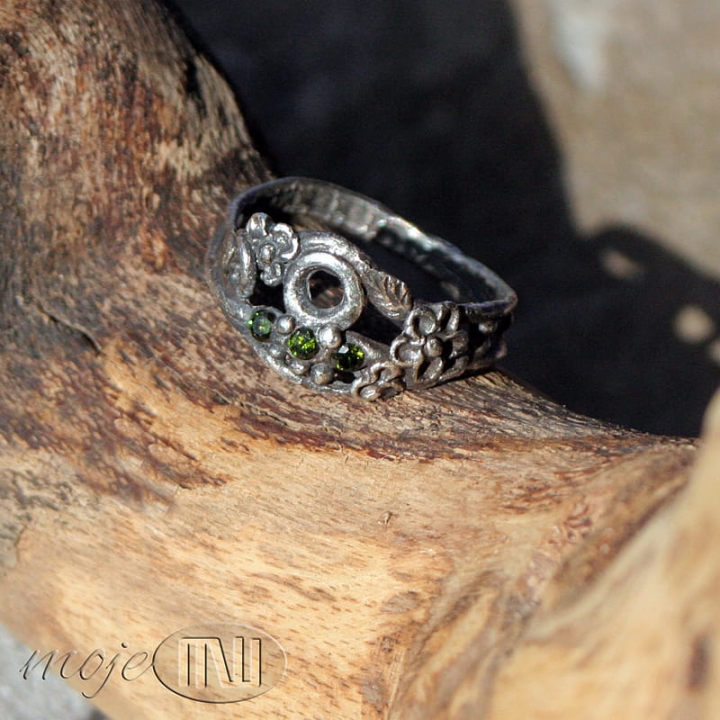 Kwiatowy-srebrny-pierscionek-ze-srebra-kwiatek-zielona-cyrkonia-art-clay-recznie-robiony-kwiatuszki-drobne-delikatny