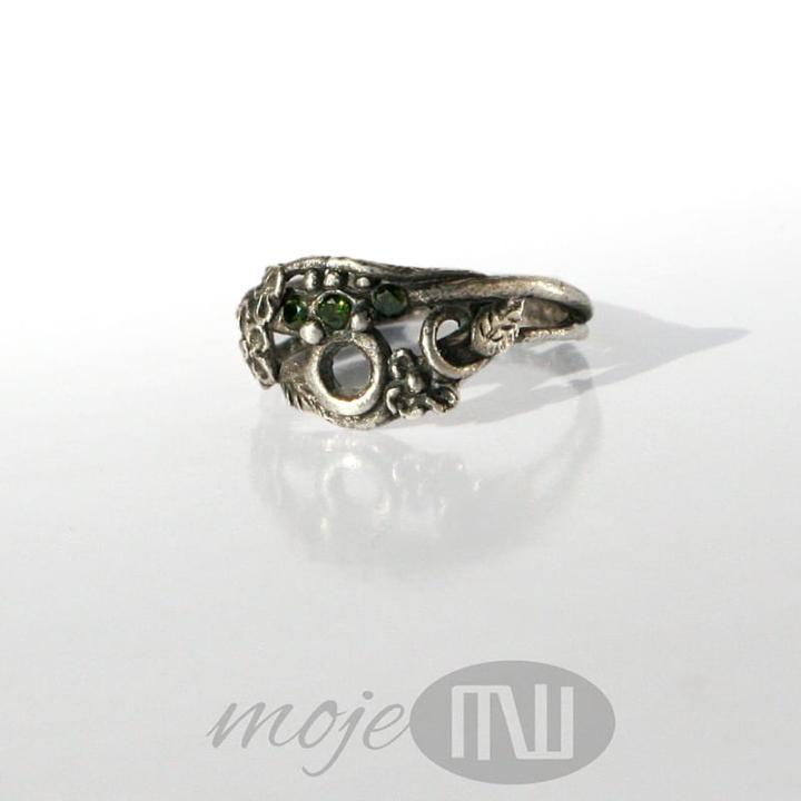 Kwiatowy-srebrny-pierscionek-ze-srebra-kwiatek-zielona-cyrkonia-art-clay-recznie-robiony-kwiatuszki-drobne-delikatny