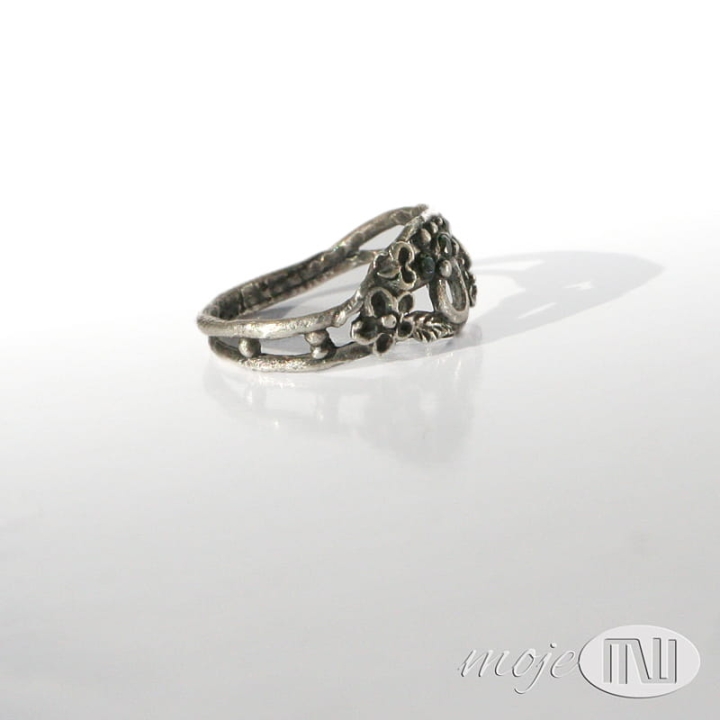 Kwiatowy-srebrny-pierscionek-ze-srebra-kwiatek-zielona-cyrkonia-art-clay-recznie-robiony-kwiatuszki-drobne-delikatny