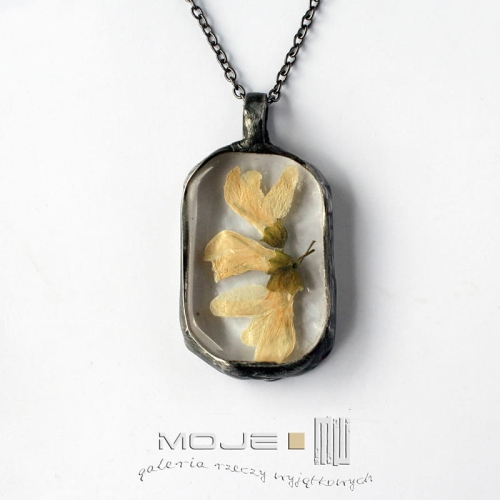 Herbario-akacja-wisior-z-suszonymi-kwiatami-szklany-fusing-suszone-kwiaty-zielnik-miedziany-na-szyje-prezent