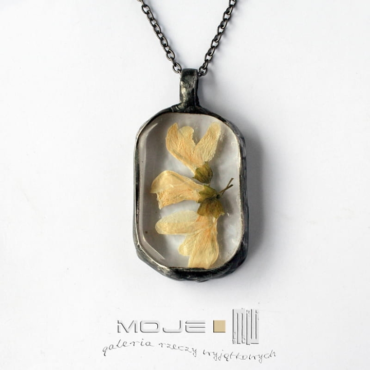 Herbario-akacja-wisior-z-suszonymi-kwiatami-szklany-fusing-suszone-kwiaty-zielnik-miedziany-na-szyje-prezent