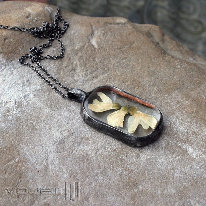 Herbario-akacja-wisior-z-suszonymi-kwiatami-szklany-fusing-suszone-kwiaty-zielnik-miedziany-na-szyje-prezent