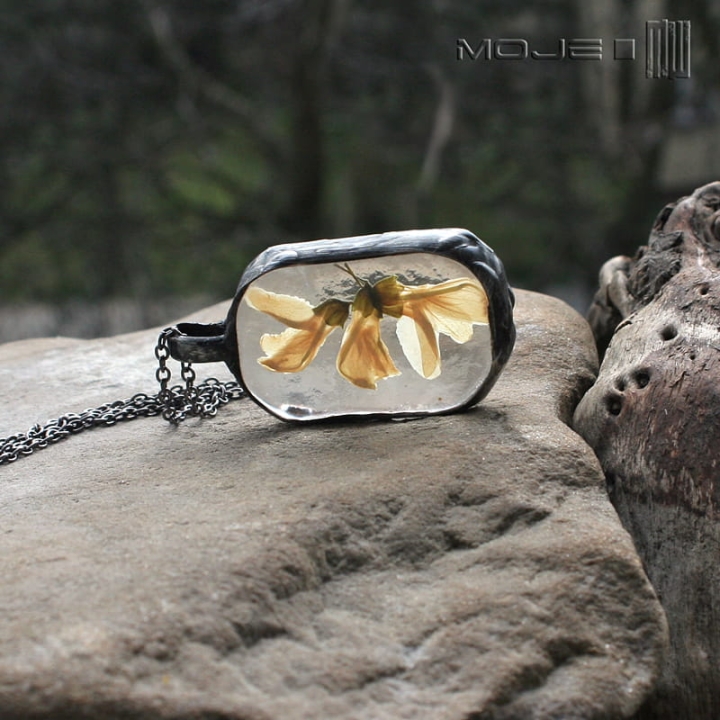 Herbario-akacja-wisior-z-suszonymi-kwiatami-szklany-fusing-suszone-kwiaty-zielnik-miedziany-na-szyje-prezent